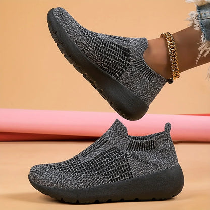 Donne intrecciate intrecciate intrecciate e trasparenti scarpe