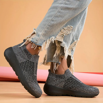 Donne intrecciate intrecciate intrecciate e trasparenti scarpe