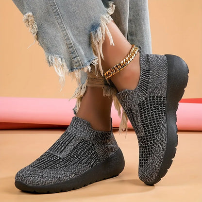 Donne intrecciate intrecciate intrecciate e trasparenti scarpe