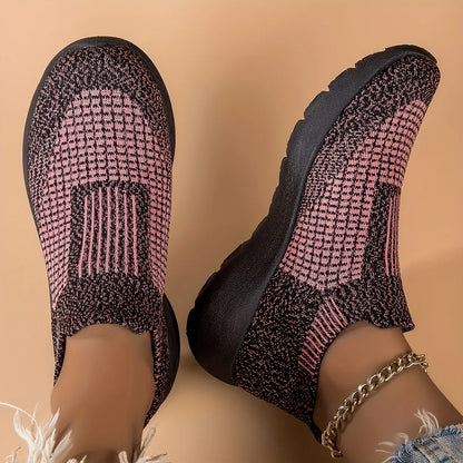 Donne intrecciate intrecciate intrecciate e trasparenti scarpe