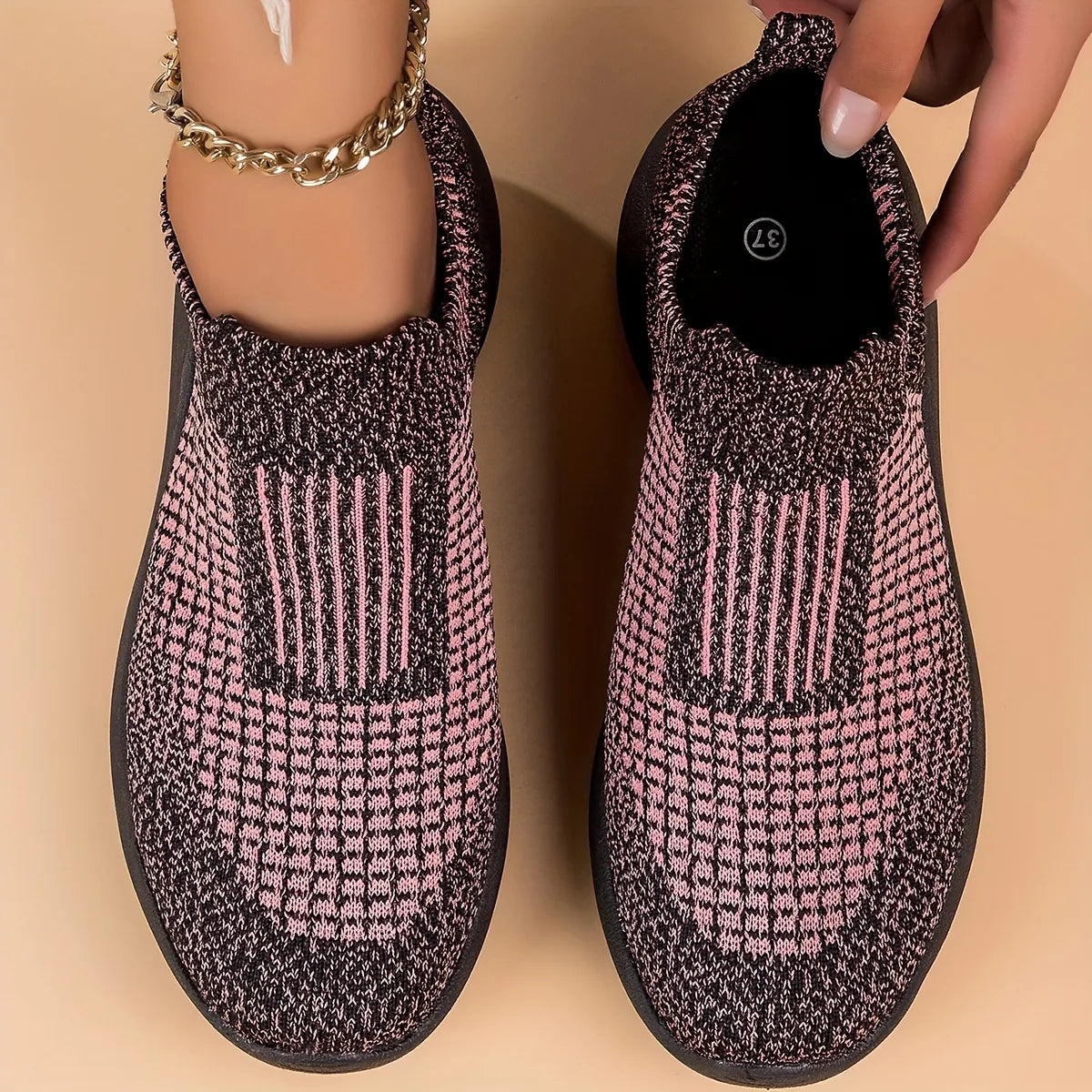 Donne intrecciate intrecciate intrecciate e trasparenti scarpe