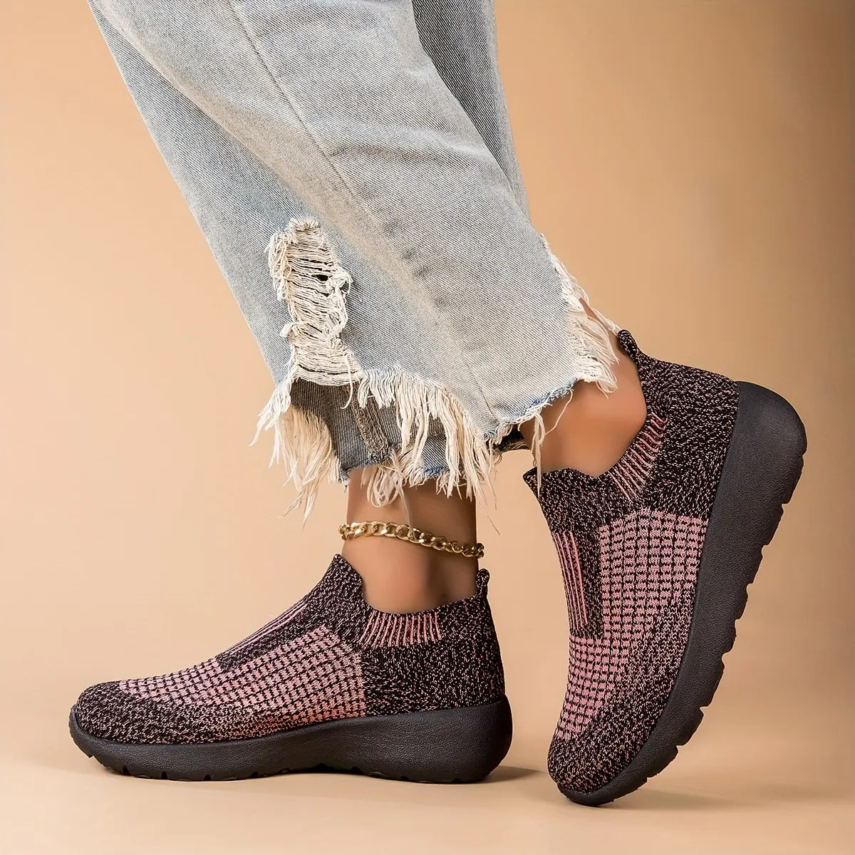Donne intrecciate intrecciate intrecciate e trasparenti scarpe