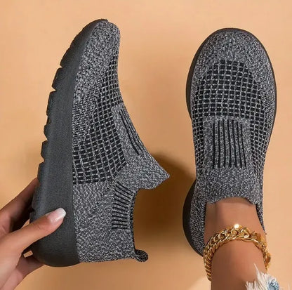 Donne intrecciate intrecciate intrecciate e trasparenti scarpe