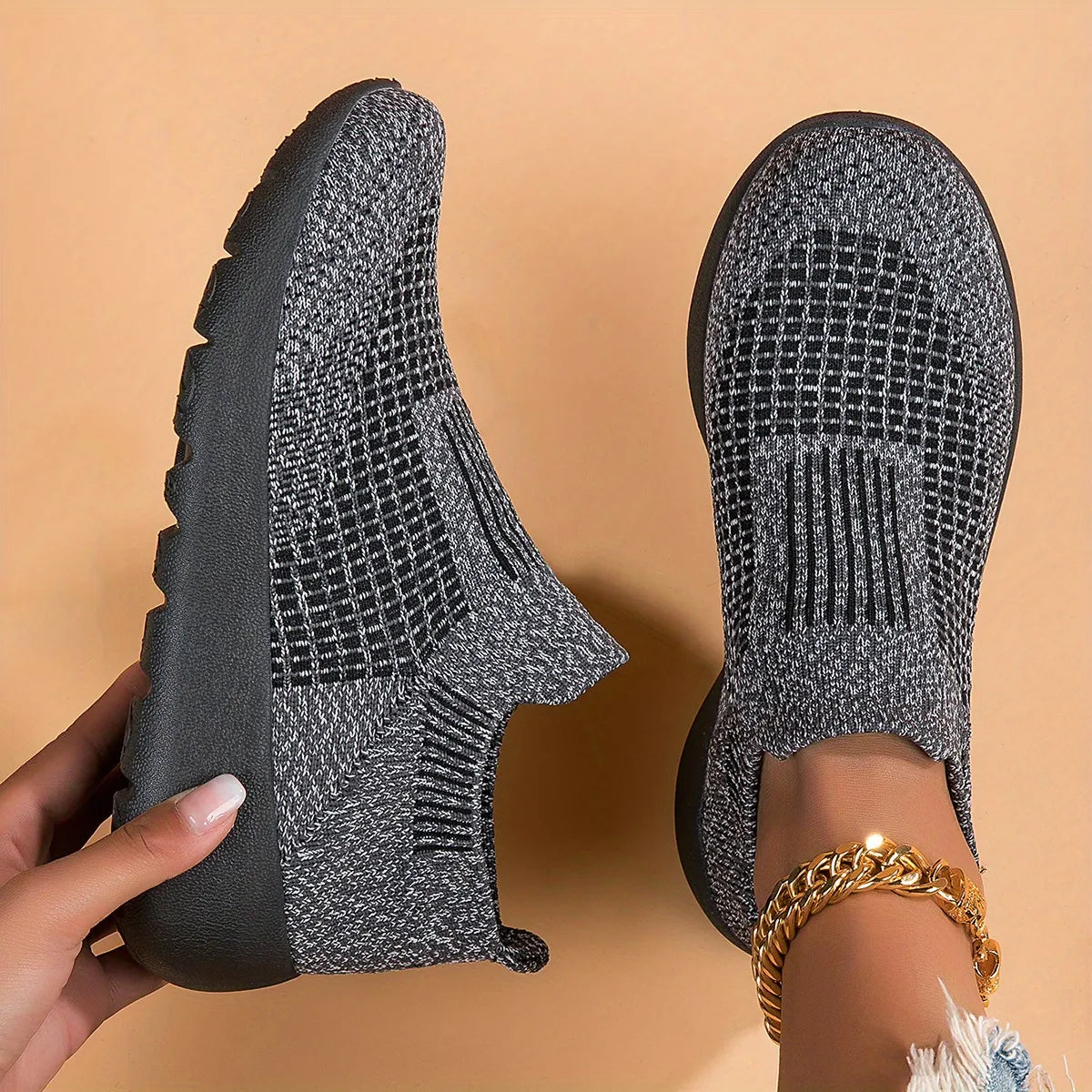 Donne intrecciate intrecciate intrecciate e trasparenti scarpe