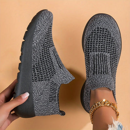 Donne intrecciate intrecciate intrecciate e trasparenti scarpe