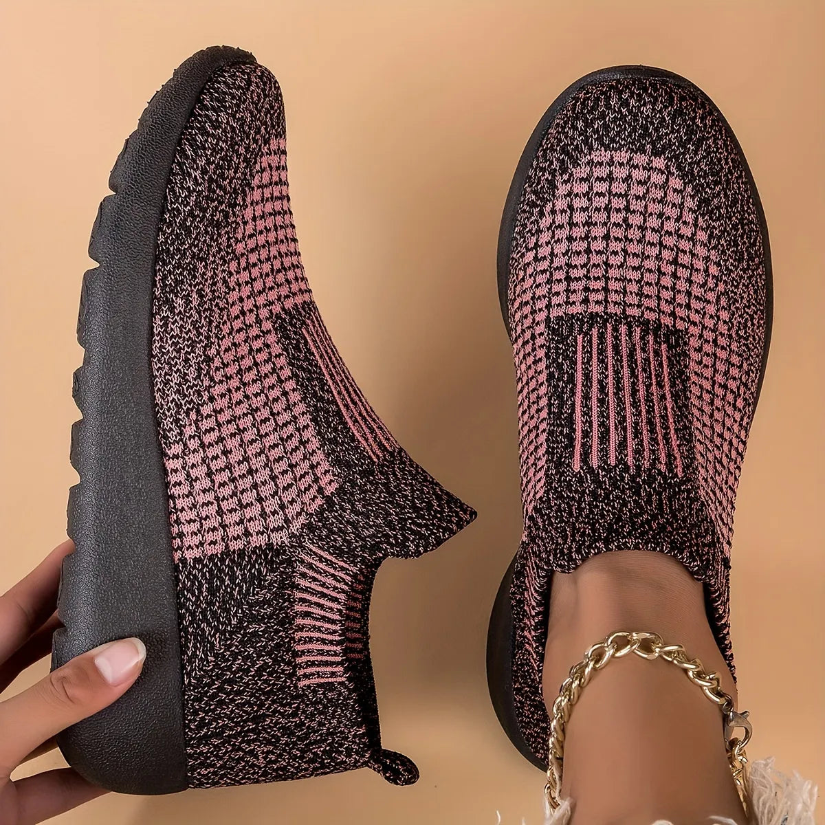 Donne intrecciate intrecciate intrecciate e trasparenti scarpe